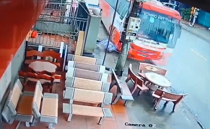 Xe công nông 'làm xiếc' giữa đường khiến xe khách 45 chỗ bay lên vỉa hè