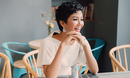 H'hen Niê lại 'đốn tim' fans với style tóc xoăn, má phính, mắt tròn xoe