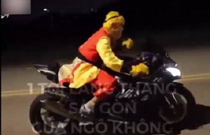 'Bắt gặp' Tôn Ngộ Không đi xe phân khối lớn náo loạn đường phố Sài Gòn