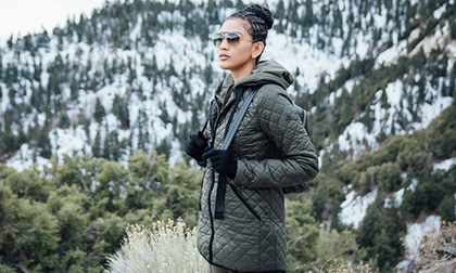 Trương Thị May hào hứng nghịch tuyết, khám phá xứ sở Cờ Hoa cùng mẹ