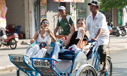 H'hen Niê cùng Hoa hậu Hoàn vũ Nhật dạo Sài Gòn bằng xích lô, đội nón lá, vô tư 'gặm' bánh mì