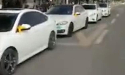 Người đàn ông căng băng rôn, đốt pháo, đem hàng chục xe hoa ra đường ăn mừng... ly hôn