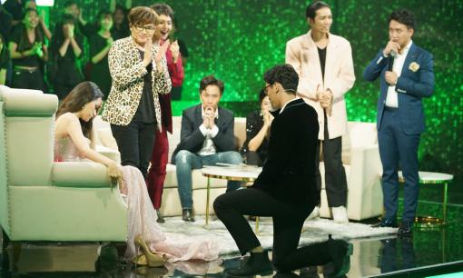 Hoa hậu Hương Giang bật khóc khi được người cũ quỳ gối cầu hôn trên sóng truyền hình