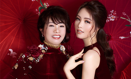 Á hậu Thụy Vân và mẹ ruột lần đầu chụp ảnh kỷ niệm