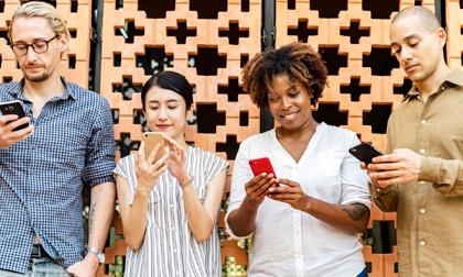 3 mẹo nhỏ chuyên gia tiết lộ nên áp dụng để đỡ hại mắt do nhìn điện thoại suốt ngày