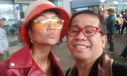 Thầy dạy catwalk từng tố Ngân Anh mua giải hội ngộ H'Hen Niê ở Philippines