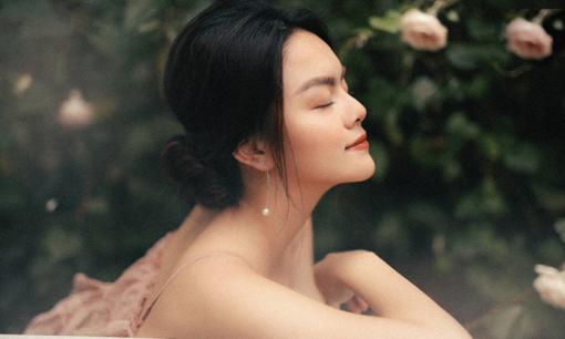 Quyết tâm rũ bỏ hình ảnh buồn bã, Phạm Quỳnh Anh khoe nhan sắc không tuổi trong bộ ảnh 'nàng tiên hoa' đón xuân