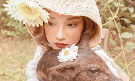 Đón năm tuổi, Hoàng Yến kỳ công thực hiện bộ ảnh với chú heo đáng yêu 