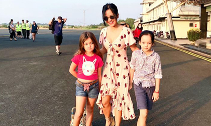 Diva Hồng Nhung đưa 2 con song sinh cùng đi lưu diễn dịp Tết