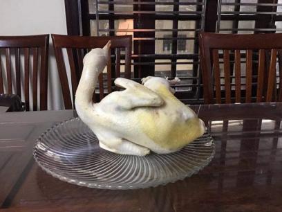 'Tai nạn' làm gà thắp hương: Chuẩn bị cúng giao thừa, đừng chị em nào luộc gà tạo dáng vẹo cổ như này nhé!