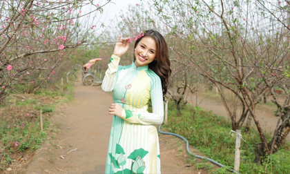 'Bà mẹ đơn thân' Vân Hugo khoe nét dịu dàng giữa vườn xuân