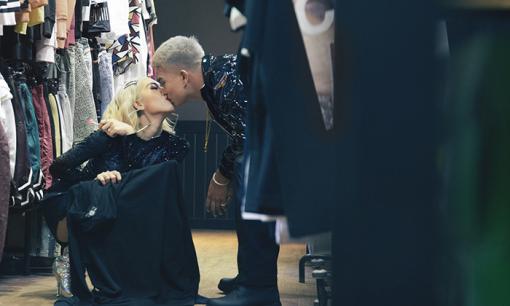 Vừa công khai con, vợ chồng Big Daddy - Emily lại liên tục khoá môi ngọt ngào