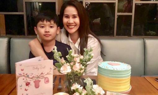 Đang ở cữ, Thân Thuý Hà bức xúc vì bị đồn gửi con trai cho đồng nghiệp chăm sóc hộ để sang Mỹ sinh con