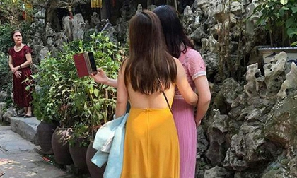 Đầu năm lên chùa lễ Phật, cô gái khiến ai cũng sốc vì mặc váy mỏng, hở cả tấm lưng trần