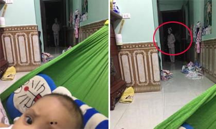 Đang ru con ngủ, người chồng 'hú hồn' trước sự xuất hiện này của vợ 