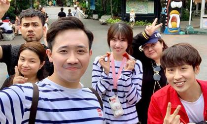 Mặc ồn ào với đạo diễn Đức Thịnh, Trấn Thành và Hari Won vui vẻ đi du lịch cùng hội bạn thân