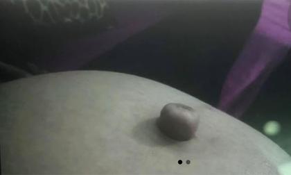 Nghịch dại, mẹ bầu rốn chồi hẳn như nắp nồi khiến dân mạng được phen bình luận 'cười ra nước mắt'