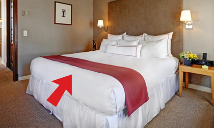 Sự thật bất ngờ về miếng vải nhỏ trải ngang giường trong khách sạn, đừng vội bỏ qua nếu không muốn bị coi là lố