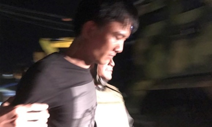 Kẻ buôn ma túy ôm súng cố thủ trong xe bị HIV giai đoạn cuối