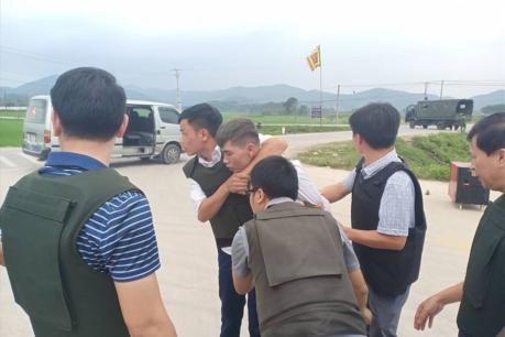 Hàng trăm cảnh sát đang bao vây 2 người cầm súng cố thủ trong ôtô: Đối tượng đã bị bắt