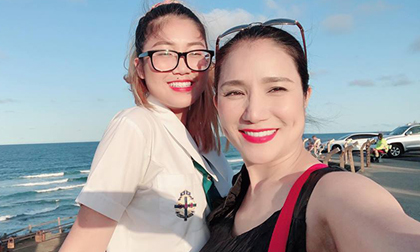 'Bà mối' Cát Tường khoe loạt ảnh tươi trẻ vi vu cùng con gái ở Úc