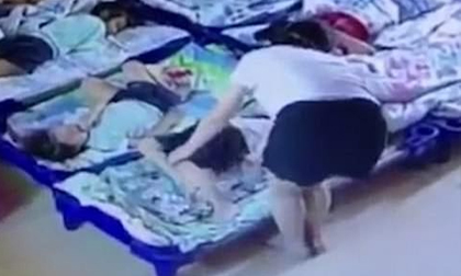 Giáo viên mầm non dùng kẹp giấy đâm hàng loạt trẻ để bắt các bé ngủ trưa