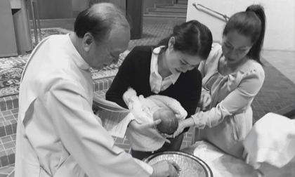 Nửa tháng sau sinh, Thân Thúy Hà đến Nhà thờ làm lễ rửa tội cho con thứ 2