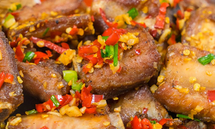 Sườn chiên tỏi ớt - món ngon không thể bỏ qua trong tiết trời se lạnh