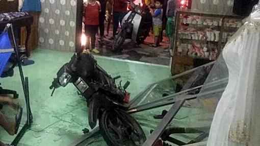 Phụ huynh lao xe máy sập cửa kính nhà thầy dạy nhạc bị tố xâm hại 3 nữ sinh