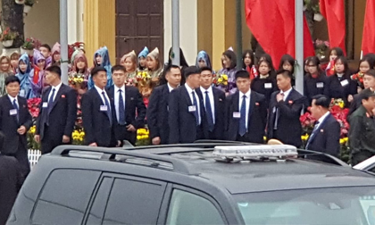 Dàn vệ sĩ áo đen của ông Kim Jong-un tại ga Đồng Đăng