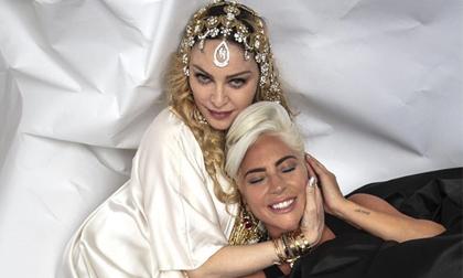 Bức ảnh 'sốc' nhất mùa Oscar 2019: Madonna và Lady Gaga ôm ấp nhau, xóa bỏ hận thù sau 10 năm