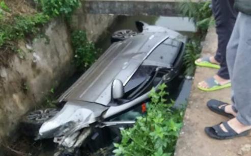 Ô tô nằm gọn dưới kênh và 3 bức ảnh hiện trường được chia sẻ liên tục trên mạng xã hội