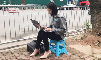 Nữ phóng viên Hàn Quốc tác nghiệp trên vỉa hè Hà Nội gây chú ý vì góc nghiêng xinh đẹp