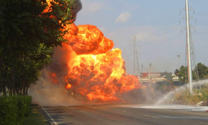 Xe bồn chở xăng phát nổ, bốc cháy dữ dội ở cửa ngõ Sài Gòn