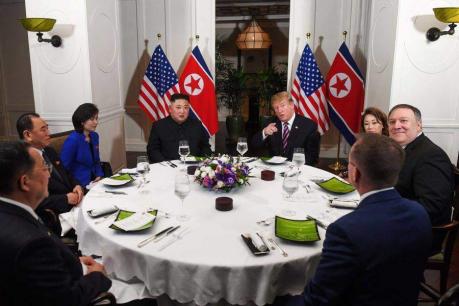 Tổng thống Donald Trump và nhà lãnh đạo Kim Jong Un vui vẻ dùng bữa tối