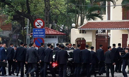 Dàn cận vệ lập rào chắn bảo vệ ông Kim Jong Un tại Hà Nội