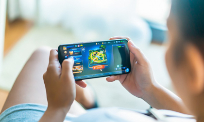 Chơi game và dùng điện thoại lâu gây chảy máu não đột ngột: Đừng để bi kịch xảy ra với bạn