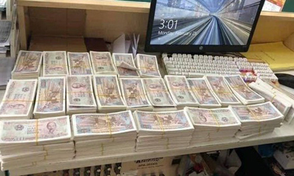 Mang bao tải tiền lẻ 2.000 đồng mua điện thoại 23 triệu tặng vợ nhân ngày 8/3