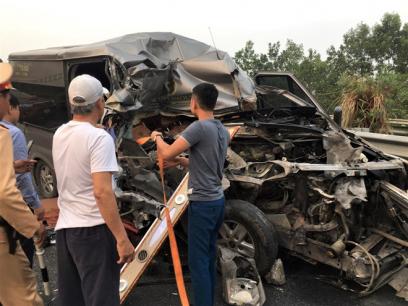 Xe khách16 chỗ va chạm với xe đầu kéo trên cao tốc, 4 người thương vong