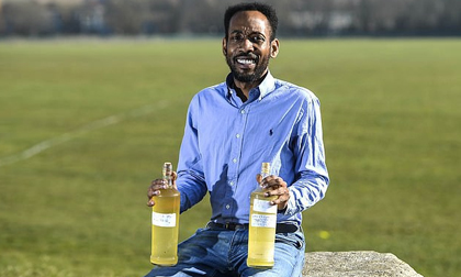 Người đàn ông Anh uống nước tiểu chính mình mỗi ngày để cảm thấy thông minh và hạnh phúc hơn