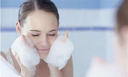 Sai lầm khi rửa mặt có thể dẫn tới hói đầu, chị em mắc lỗi này nhiều nhất
