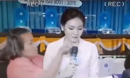 MC bị người phụ nữ dí tô vít vào cổ, uy hiếp trên sóng truyền hình