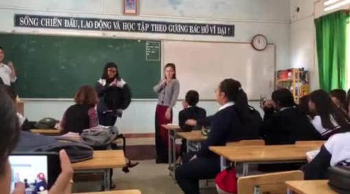 Cô giáo thực tập nhảy cover nhạc Black Pink gây sốt MXH