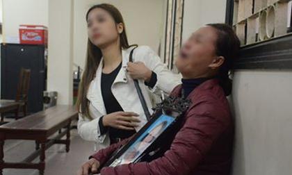 Ca sĩ Châu Việt Cường chắp tay trên ngực vái, xin lỗi mẹ nạn nhân