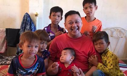 Từng ở tù vì tội dâm ô, Minh Béo vẫn hào hứng đăng ảnh chụp với nhiều em nhỏ