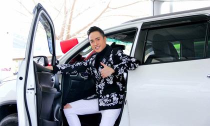 Nhật Tinh Anh tự thưởng cho bản thân xế hộp bạc tỷ sau mùa Tết chạy show không ngừng