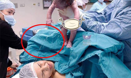 Vừa chào đời bé đã tè mát mặt mẹ khiến cả bác sĩ và hộ sinh 'đứng hình'