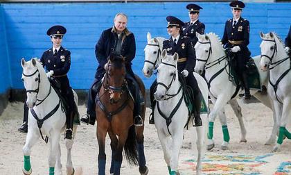 Tổng thống Putin cưỡi ngựa cùng các “bông hồng thép” nước Nga nhân dịp 8/3