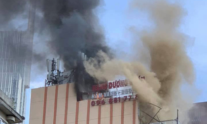 Cháy nhà hàng giữa trung tâm TP.HCM, khách và nhân viên tháo chạy thục mạng