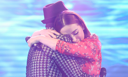 Phi Nhung ôm ấp danh ca Tuấn Vũ cực tình cảm trên sân khấu